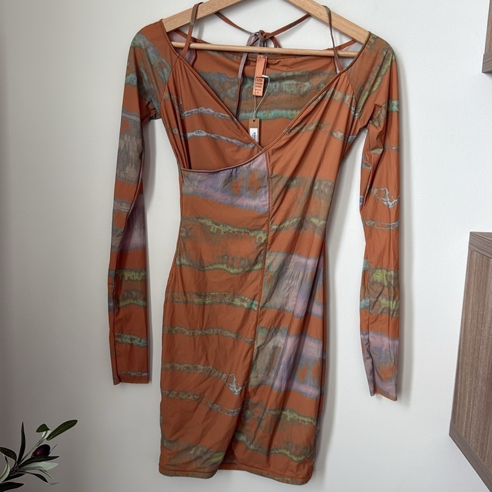 SKIMS Jelly Sheer Off The Shoulder
Dress Tie Dye Print - Medium - Picture 5 of 12